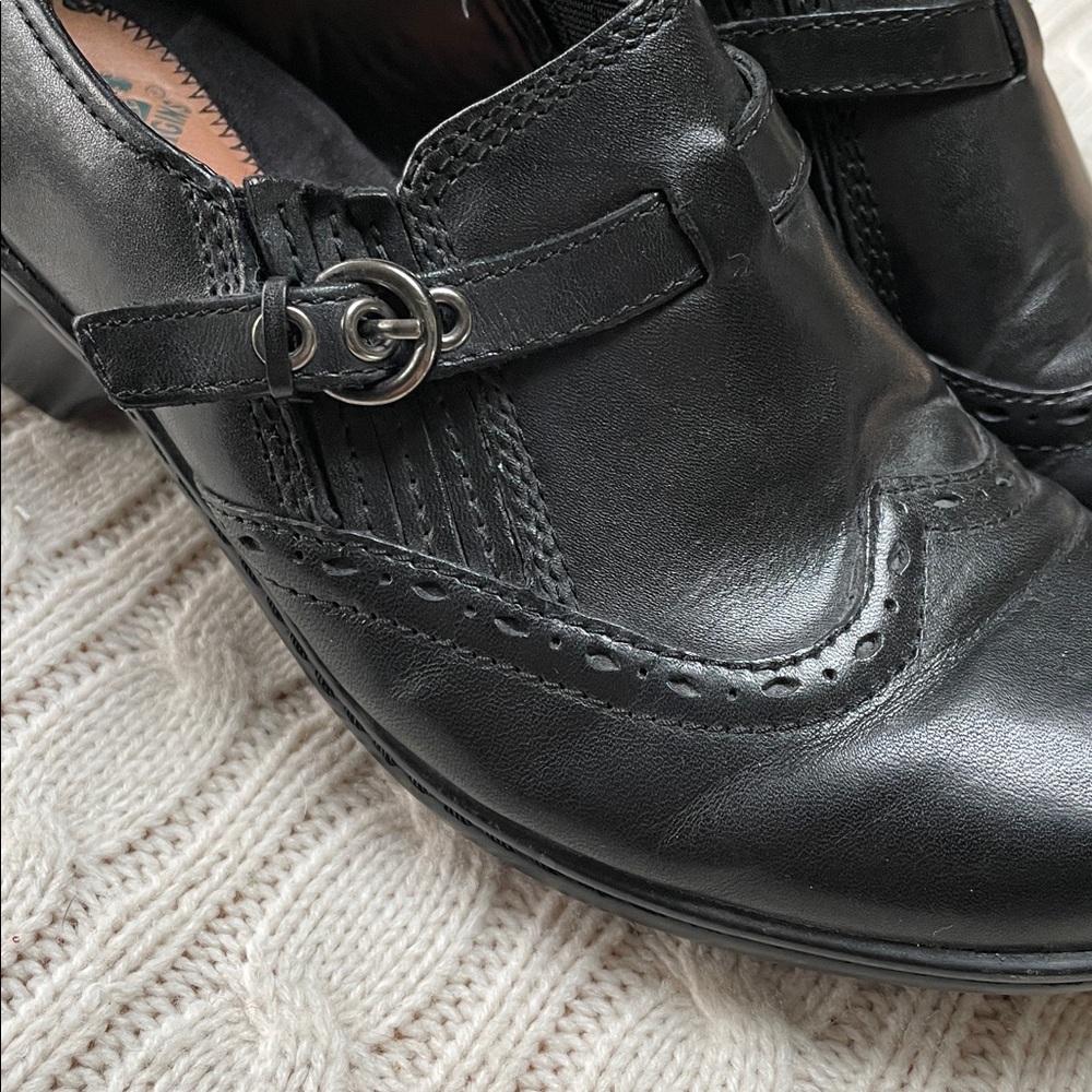 Earth Origins Sz 7.5 Womens "Carma 2" Black Wingtip Leather Slip On Shoes - Picture 11 of 15